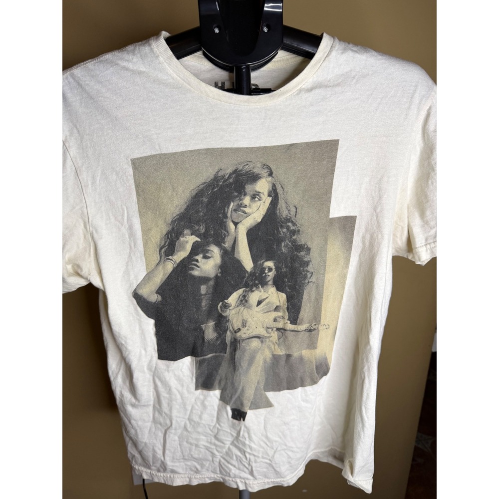 H.E.R. Artist Graphic T-Shirt Mens Medium Cream Off White R&B Music Merch Cotton